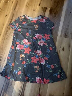 Piko Floral Short-Sleeve Swing Dress in Charcoal with Pink Flowers